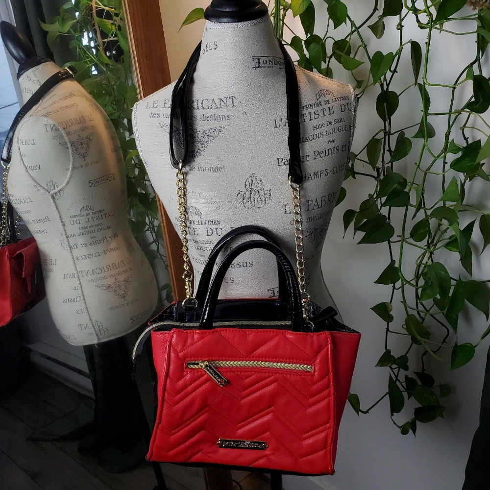 BETSEY JOHNSON | Zig Zag Pattern Sparkle Black Bow Gold Chain Crossbody Handbag - Picture 5 of 16